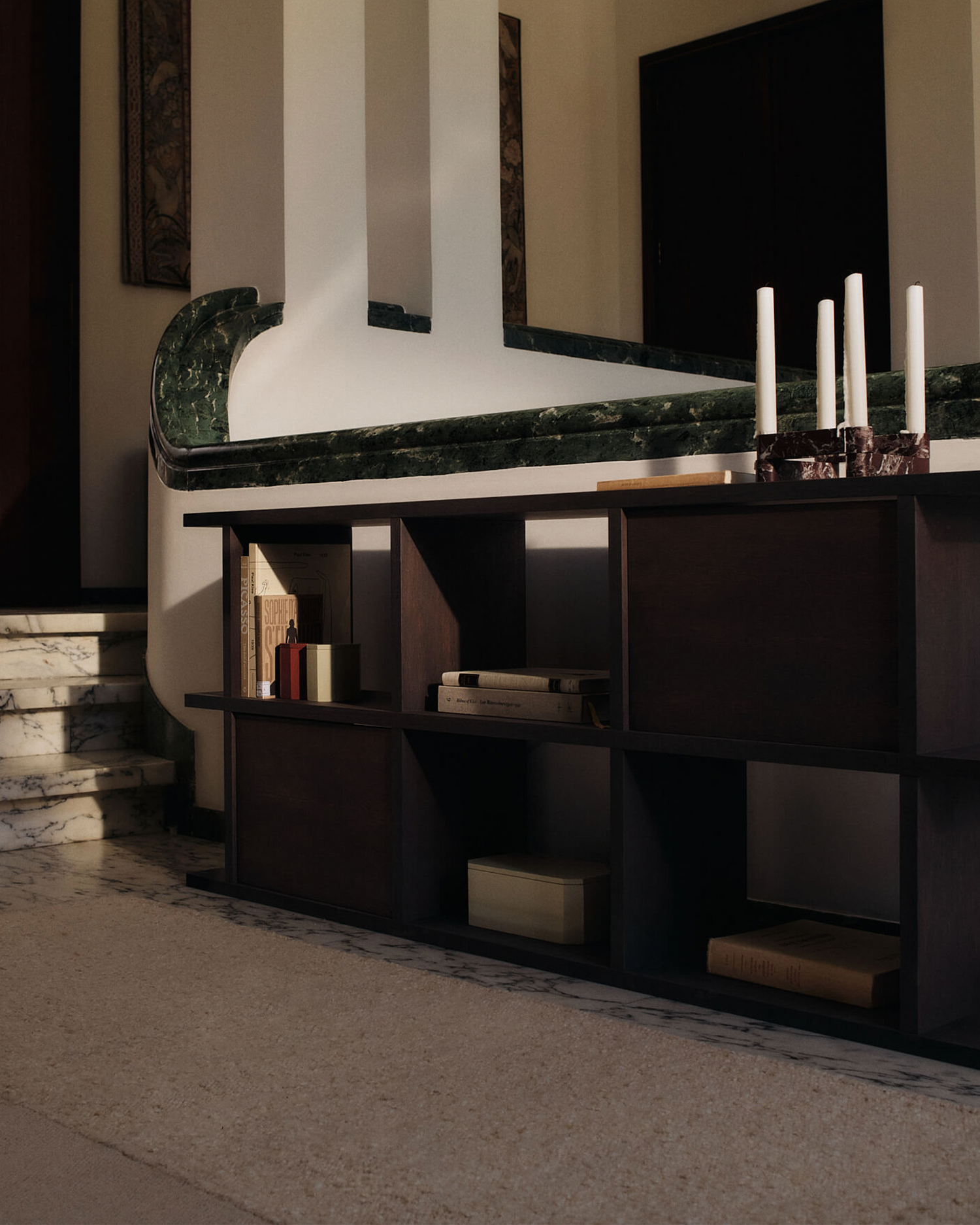 Innsats Kona Bookcase Cabinet Insert i mørkbeiset eikefinér (Dark Stained) fra Ferm Living.