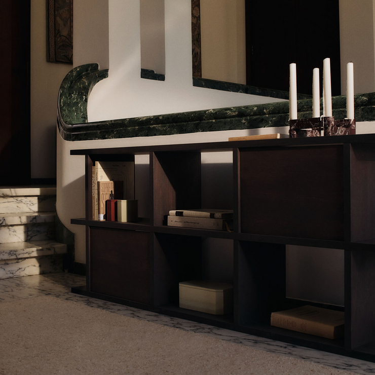 Innsats Kona Bookcase Cabinet Insert i mørkbeiset eikefinér (Dark Stained) fra Ferm Living.