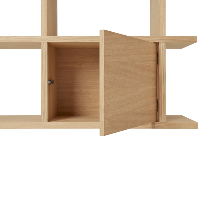 Innsats Kona Bookcase Cabinet Insert i naturfarget eikefinér (Natural) fra Ferm Living.