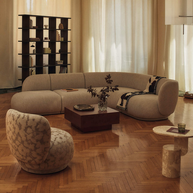 Stolen er ideell for soverom, lesekroker og andre mindre rom, men står også superfint til en større sofasone i stuen.