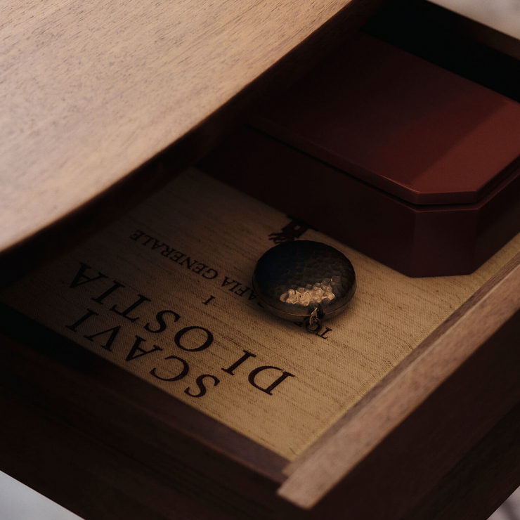 Skuffeinnsats til skrivebord Feve Table fra Ferm Living følger med