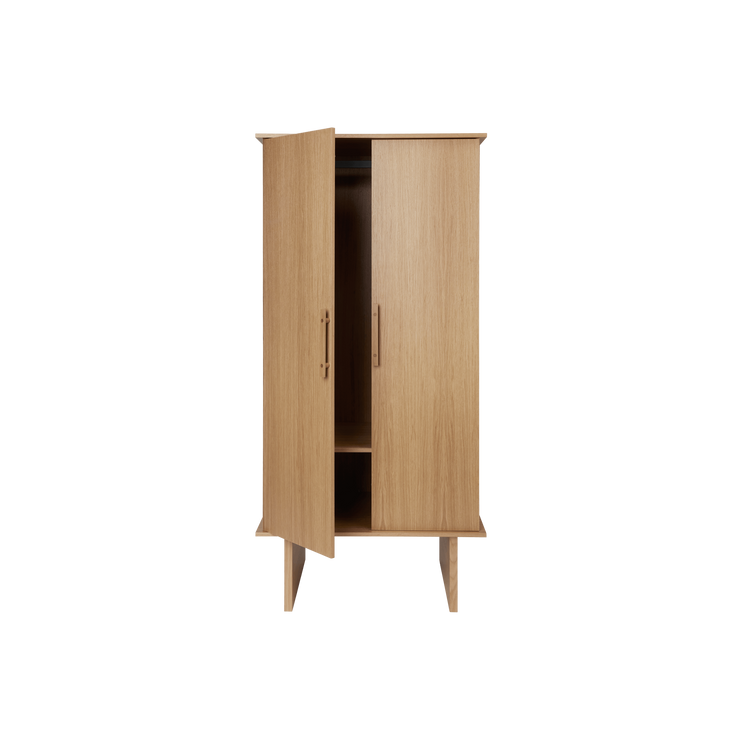 Garderobeskapet Stilt Wardrobe fra Ferm Living.