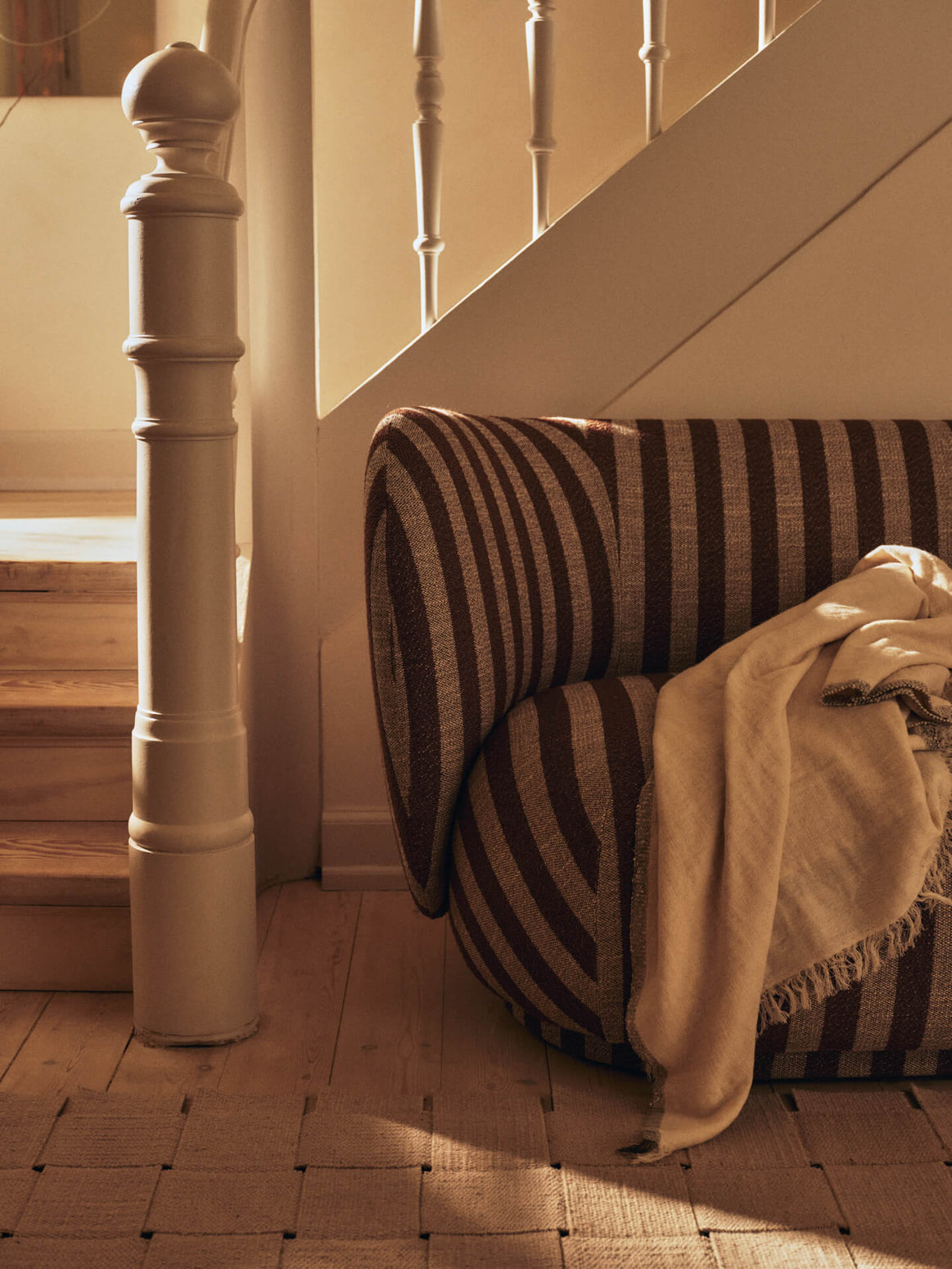 Sofa Rico 2-seter i Louisiana - Sand/Chocolate fra Ferm Living.