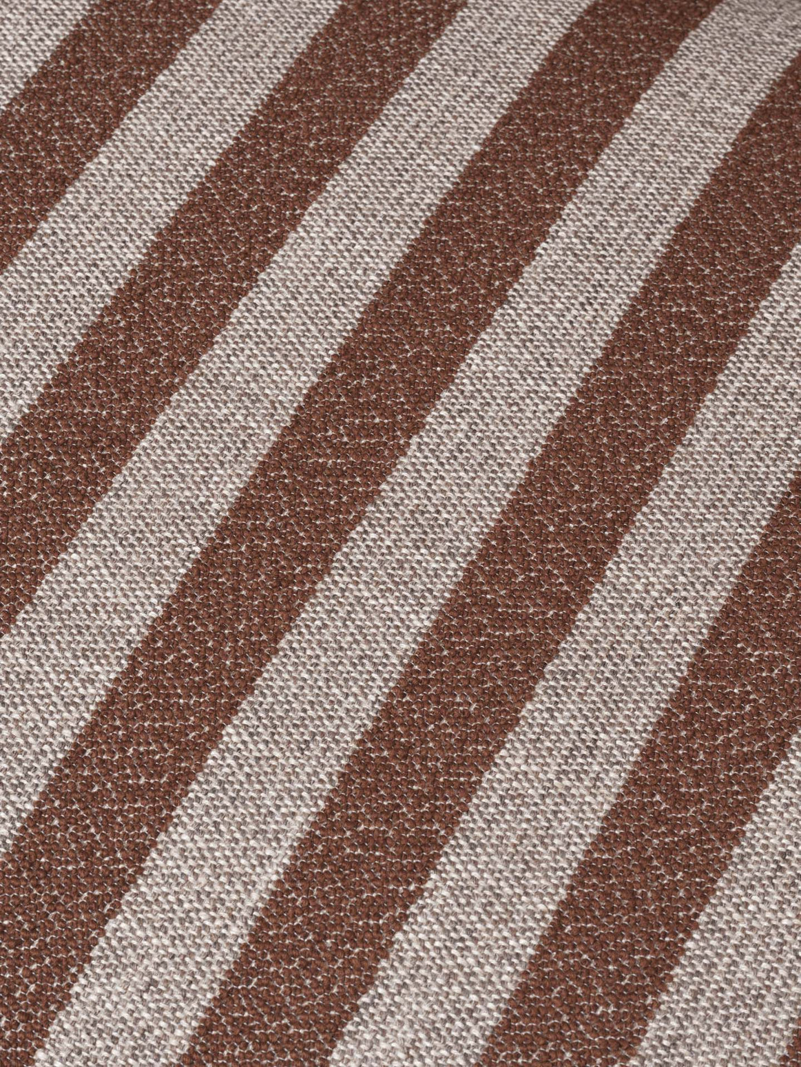 Lenestol Rico Lounge Chair Piccolo i Louisiana - Sand/Chocolate fra Ferm Living.