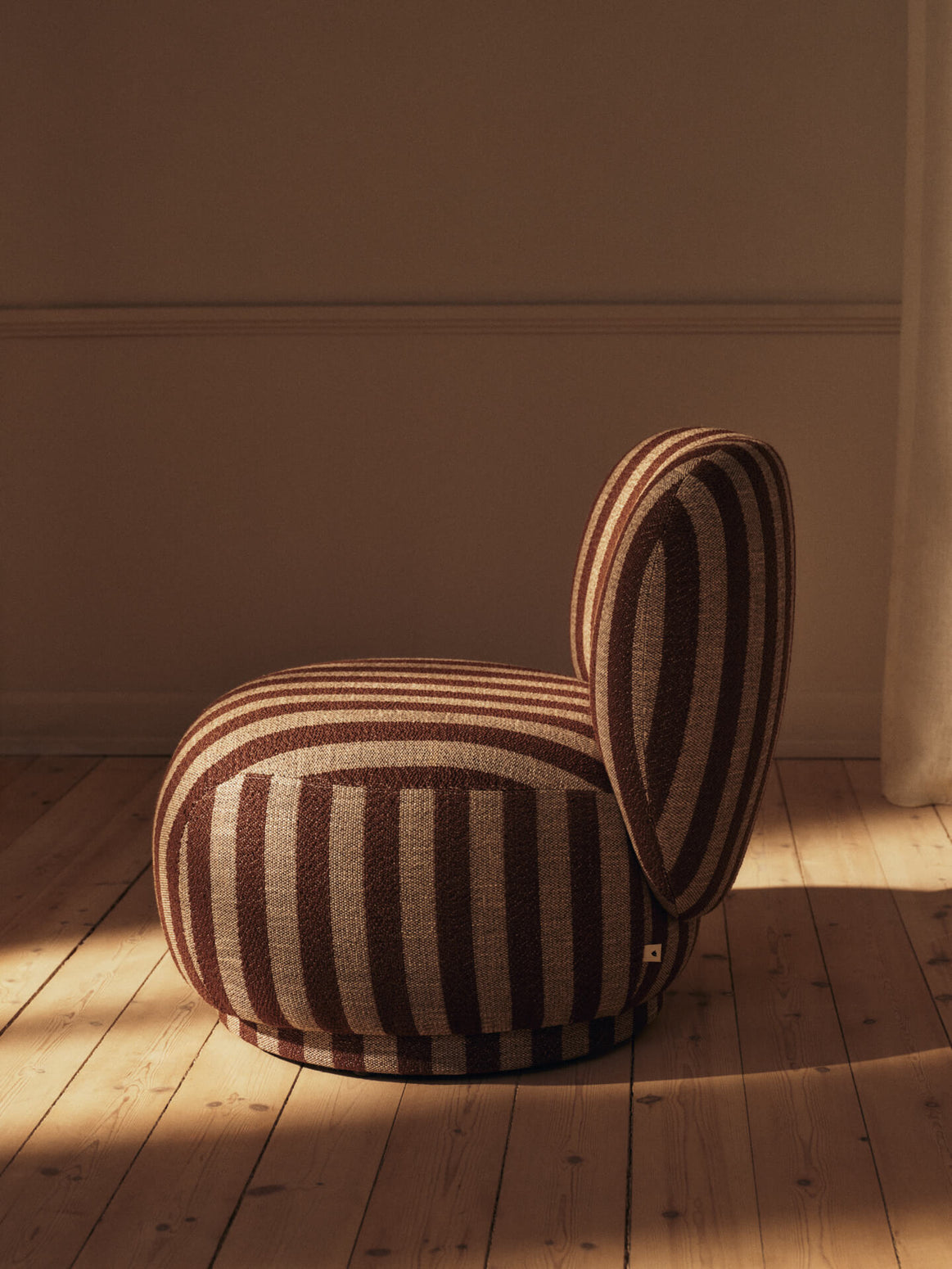 Lenestol Rico Lounge Chair Piccolo i Louisiana - Sand/Chocolate fra Ferm Living.