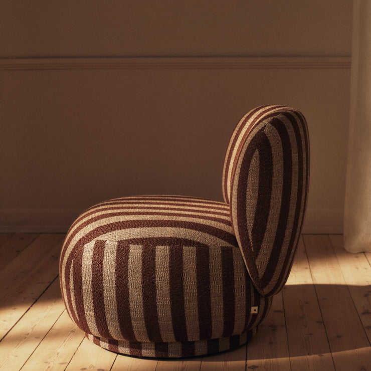 Lenestol Rico Lounge Chair Piccolo i Louisiana - Sand/Chocolate fra Ferm Living.