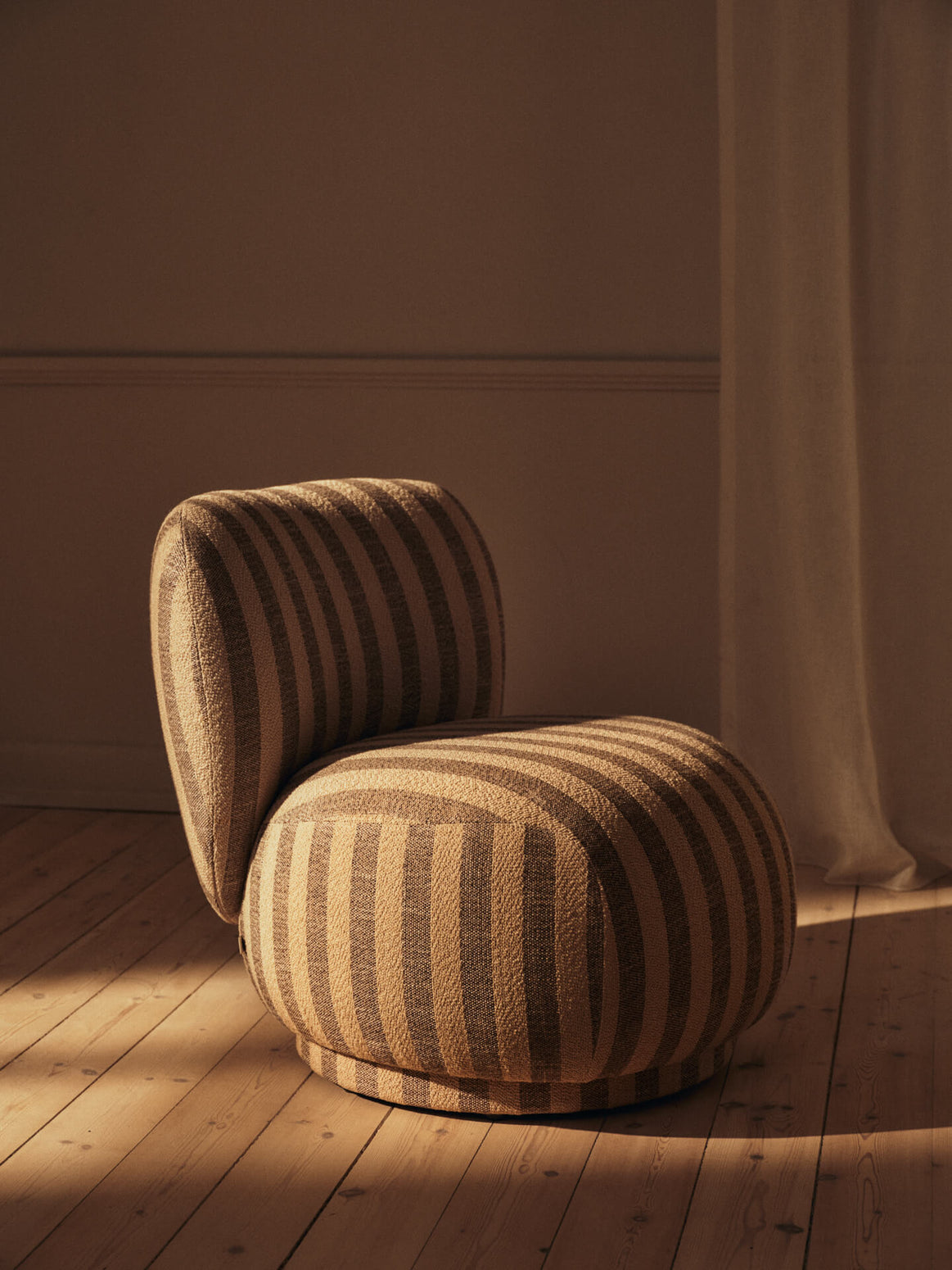 Lenestol Rico Lounge Chair Piccolo i Louisiana - Sand/Off-white fra Ferm Living.
