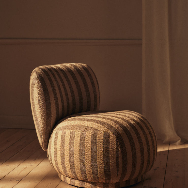 Lenestol Rico Lounge Chair Piccolo i Louisiana - Sand/Off-white fra Ferm Living.