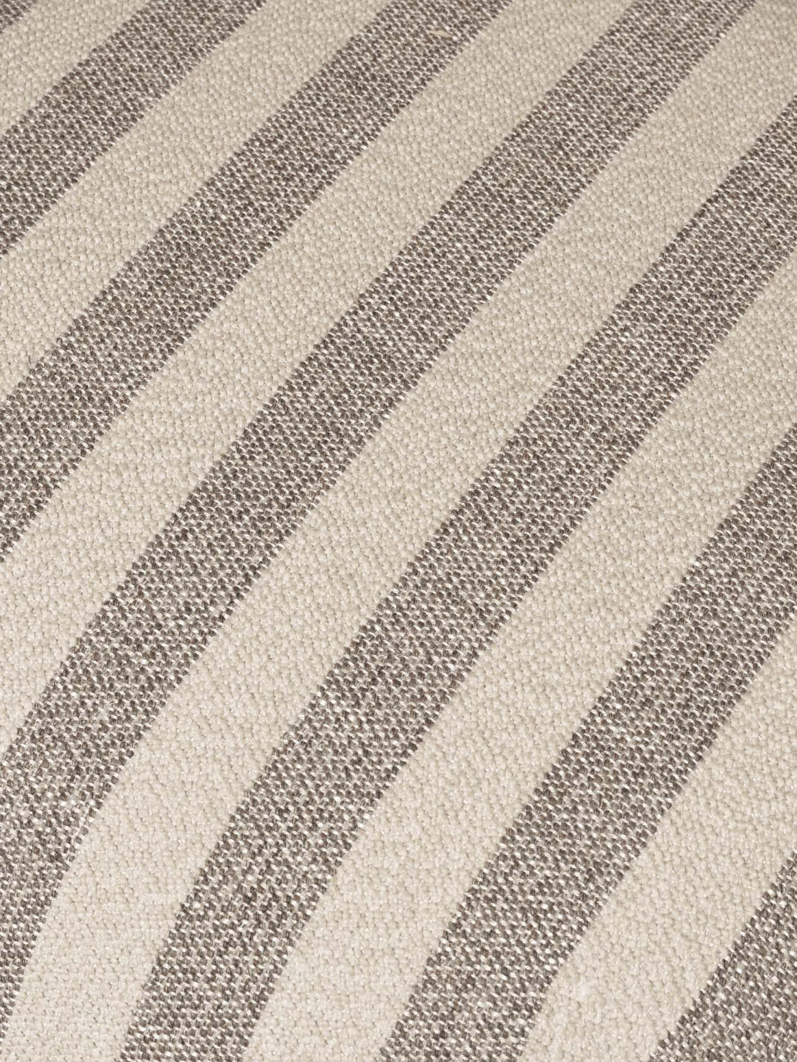 Lenestol Rico Lounge Chair Piccolo i Louisiana - Sand/Off-white fra Ferm Living.