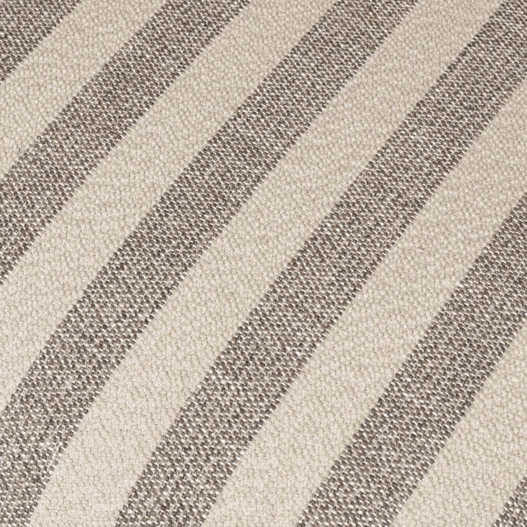 Lenestol Rico Lounge Chair Piccolo i Louisiana - Sand/Off-white fra Ferm Living.