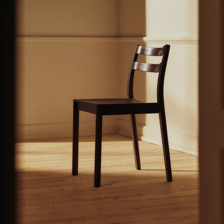 Spisestol Boda Dining Chair i mørkbeiset bøk / Dark Stained Beech fra Ferm Living.