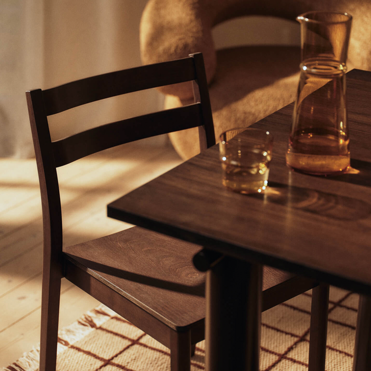 Spisestol Boda Dining Chair i mørkbeiset bøk / Dark Stained Beech fra Ferm Living.