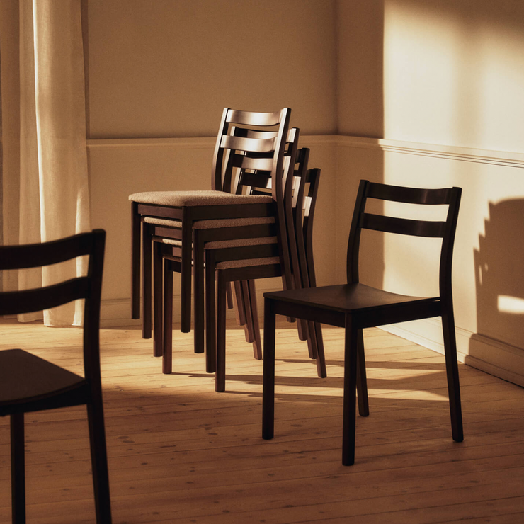 Spisestol Boda Dining Chair i mørkbeiset bøk / Dark Stained Beech fra Ferm Living.