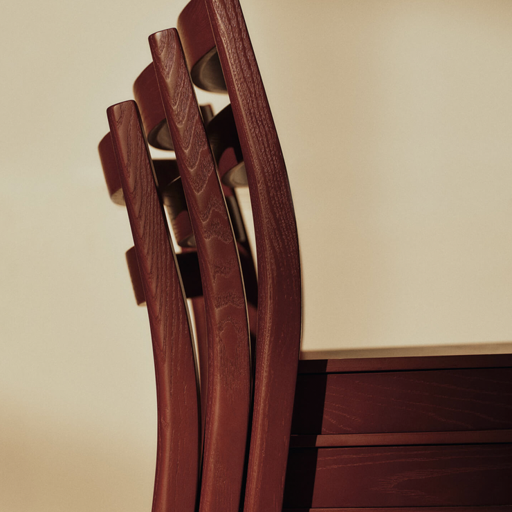 Spisestol Boda Dining Chair i vinrød ask / Red Brown fra Ferm Living.