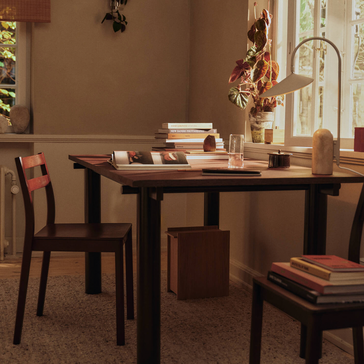 Spisestol Boda Dining Chair i vinrød ask / Red Brown fra Ferm Living.