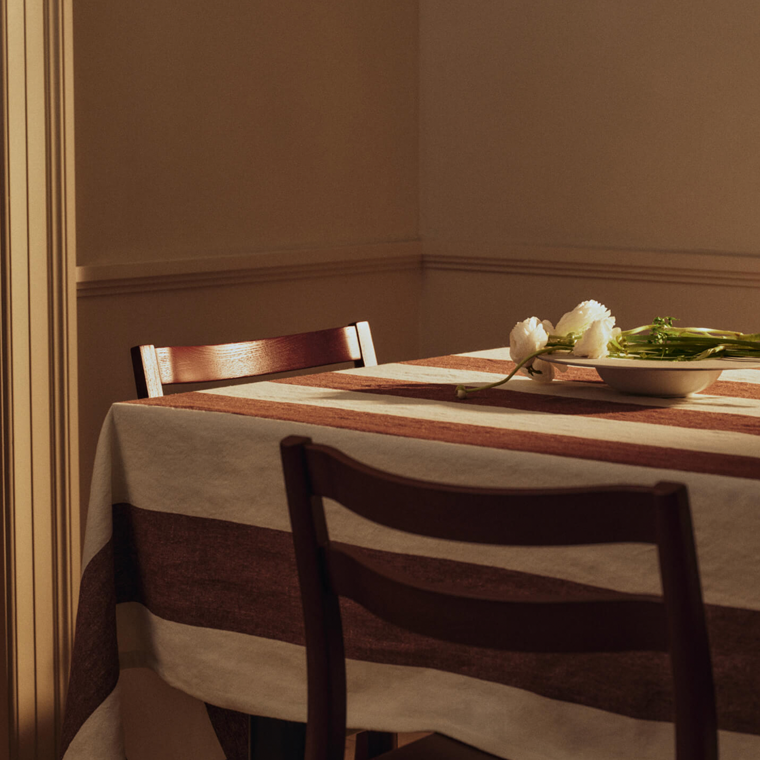 Spisestol Boda Dining Chair i vinrød ask / Red Brown fra Ferm Living.