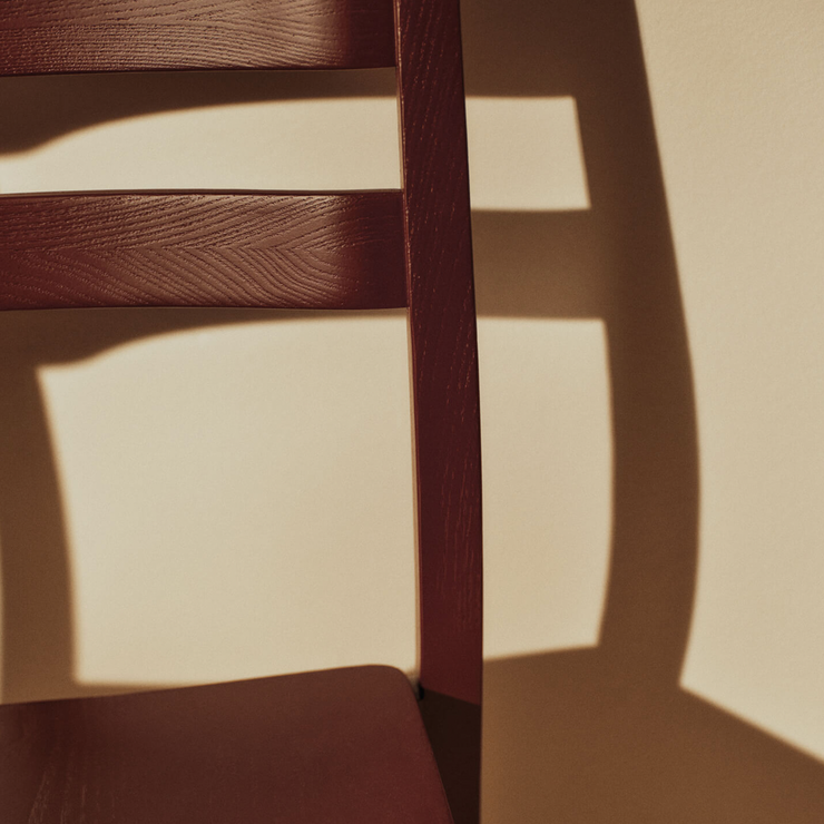 Spisestol Boda Dining Chair i vinrød ask / Red Brown fra Ferm Living.