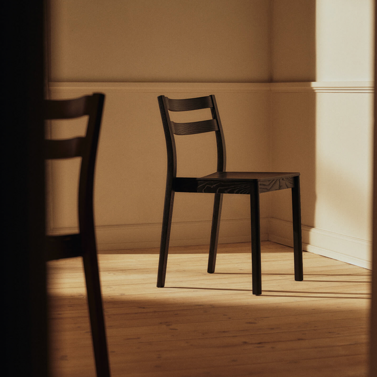 Spisestol Boda Dining Chair i svart ask / Black fra Ferm Living.