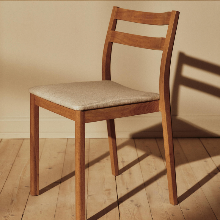 Spisestol Boda Dining Chair i eik / Natural Oak med lin-polstring fra Ferm Living.