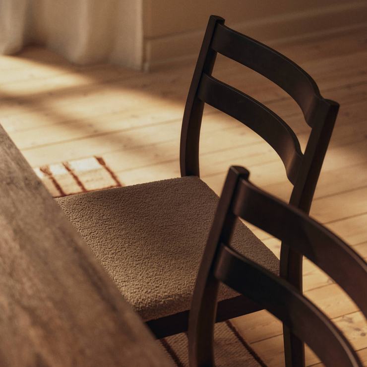 Spisestol Boda Dining Chair i mørkbeiset bøk med bouclé-polstring fra Ferm Living.