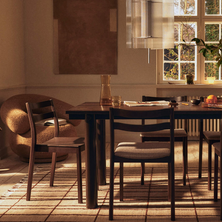 Spisestol Boda Dining Chair i mørkbeiset bøk med bouclé-polstring fra Ferm Living.