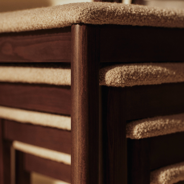 Spisestol Boda Dining Chair i mørkbeiset bøk med bouclé-polstring fra Ferm Living.