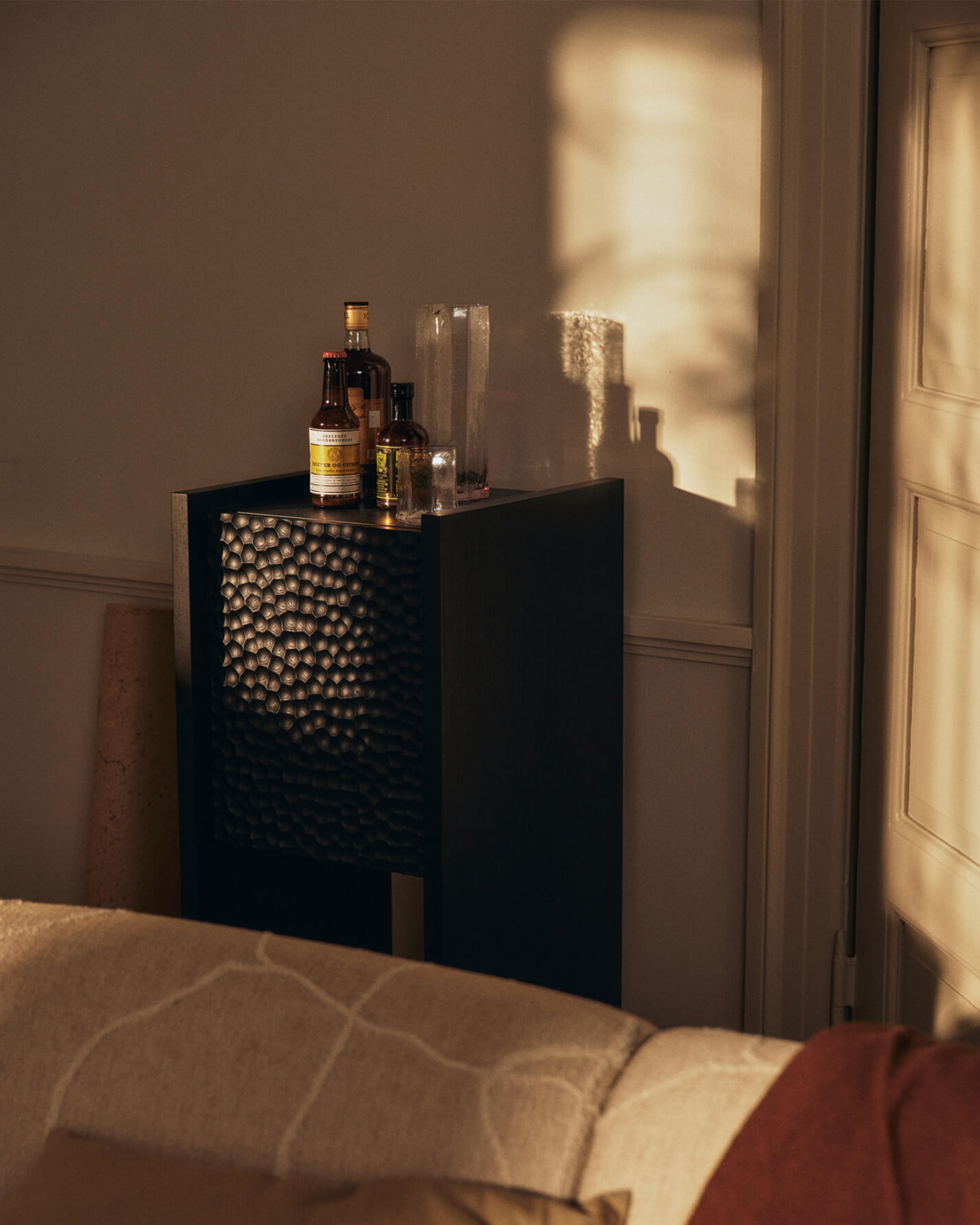 Sidebord Scarni Pedestal Cabinet fra Ferm Living.
