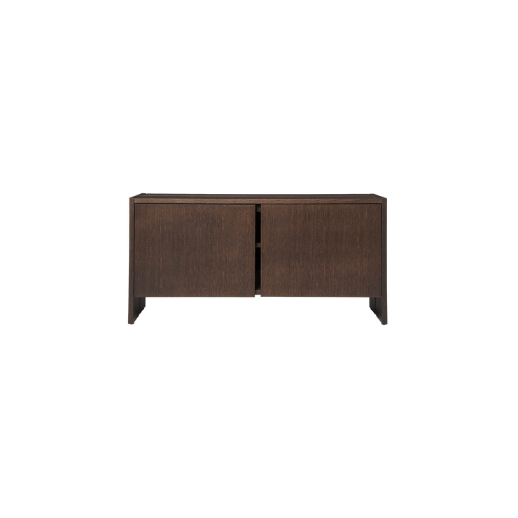 Skjenk Parcel Hallway Cabinet i mørkbeiset eik / Dark Stained Oak fra Ferm Living.