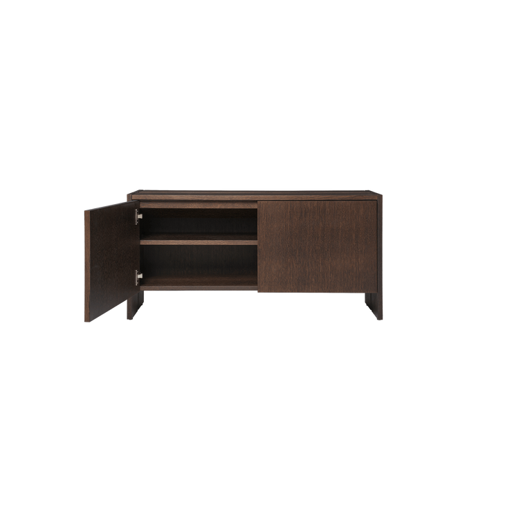 Skjenk Parcel Hallway Cabinet i mørkbeiset eik / Dark Stained Oak fra Ferm Living.