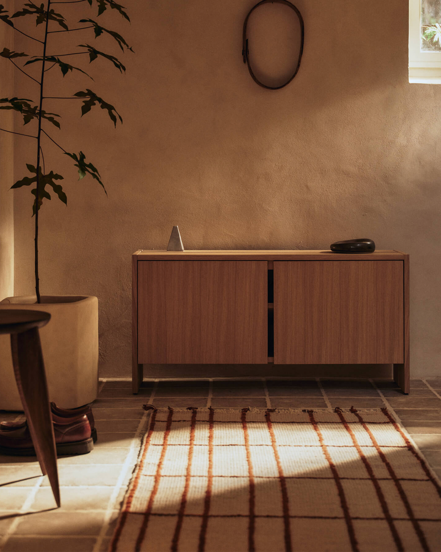 Skjenk Parcel Hallway Cabinet i eik / Natural Oak fra Ferm Living.