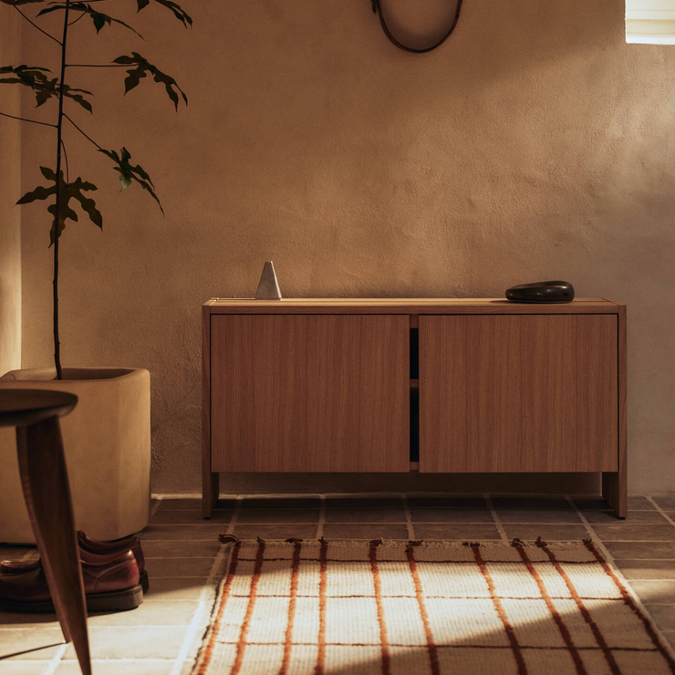 Skjenk Parcel Hallway Cabinet i eik / Natural Oak fra Ferm Living.