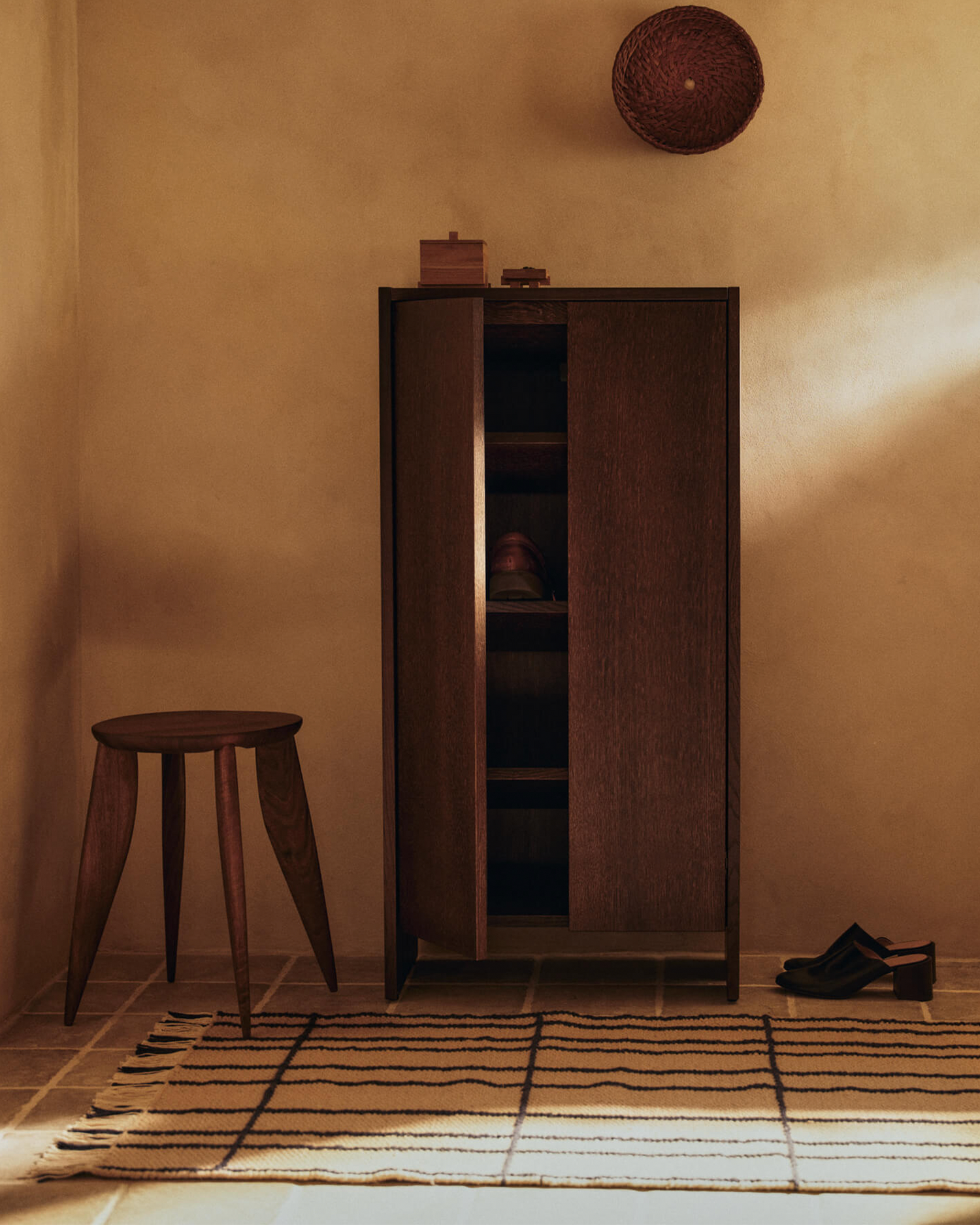 Skap Parcel Hallway Cabinet i mørkbeiset eik / Dark Stained Oak fra Ferm Living.
