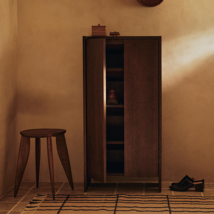 Skap Parcel Hallway Cabinet i mørkbeiset eik / Dark Stained Oak fra Ferm Living.