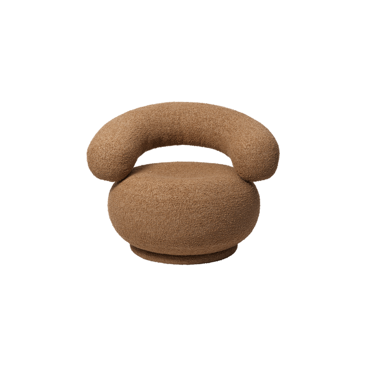 Lenestol Orbo Lounge Chair i Bouclé lysebrun / Raw Bouclé Tan fra Ferm Living.