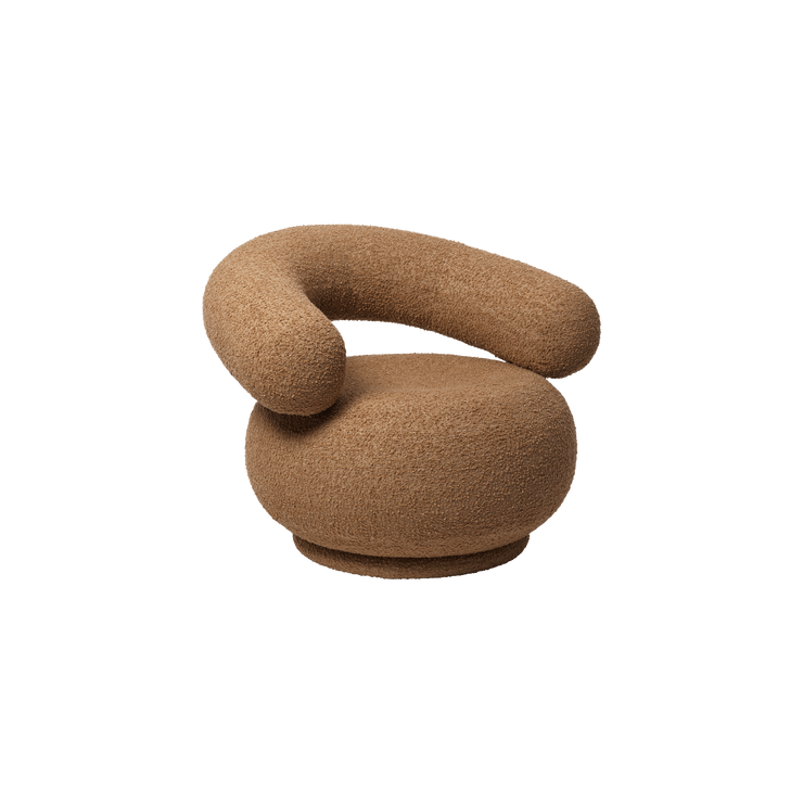 Lenestol Orbo Lounge Chair i Bouclé lysebrun / Raw Bouclé Tan fra Ferm Living.