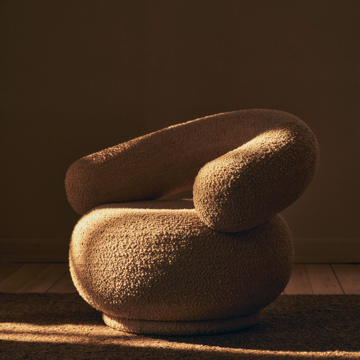 Lenestol Orbo Lounge Chair i Bouclé sand / Raw Bouclé Natural fra Ferm Living.