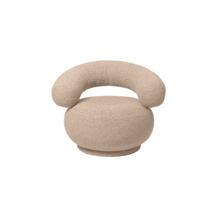 Lenestol Orbo Lounge Chair i Bouclé sand / Raw Bouclé Natural fra Ferm Living.