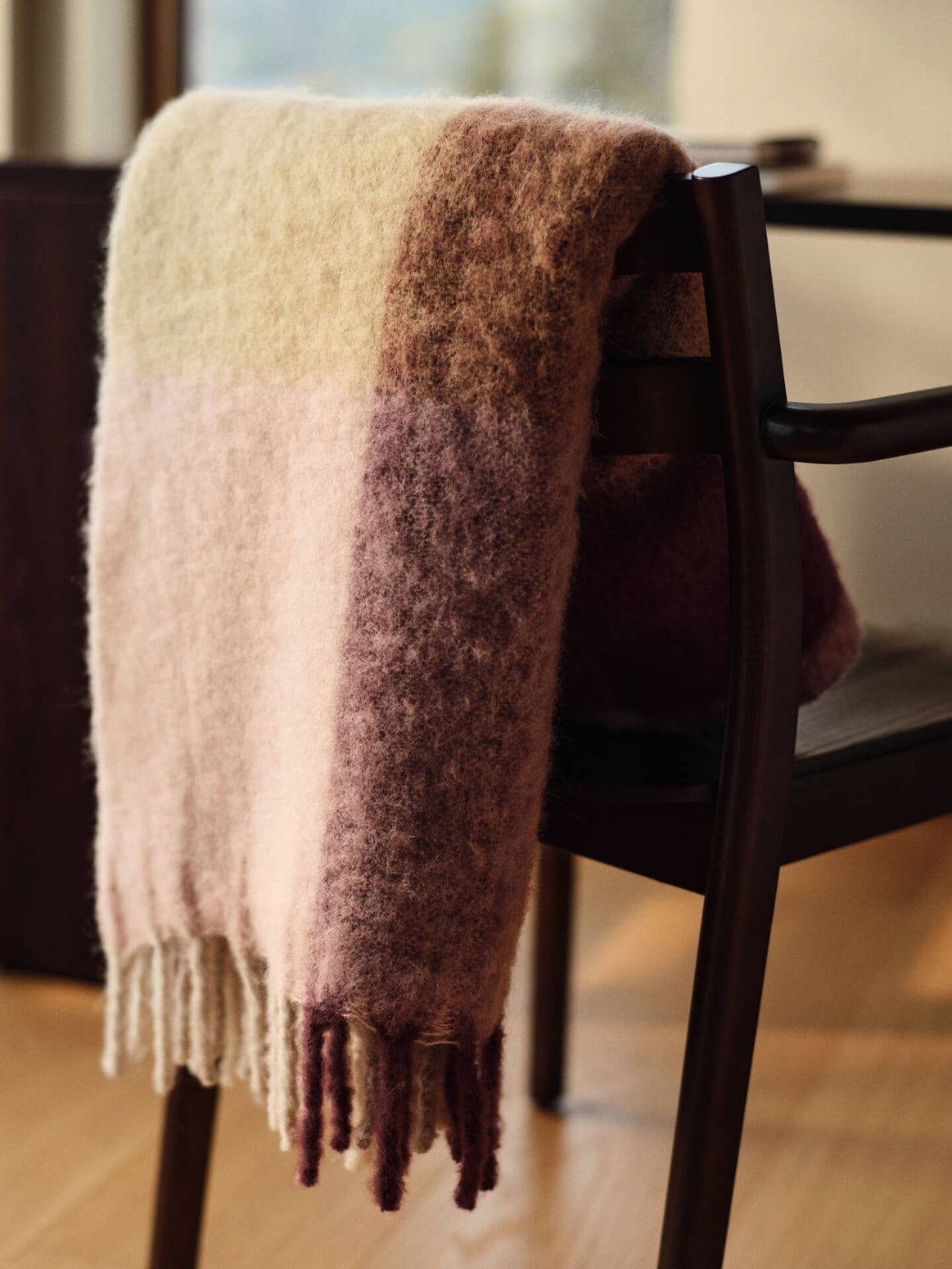 Pledd Blur Mohair Blanket – Butter/Pale Rose fra Ferm Living