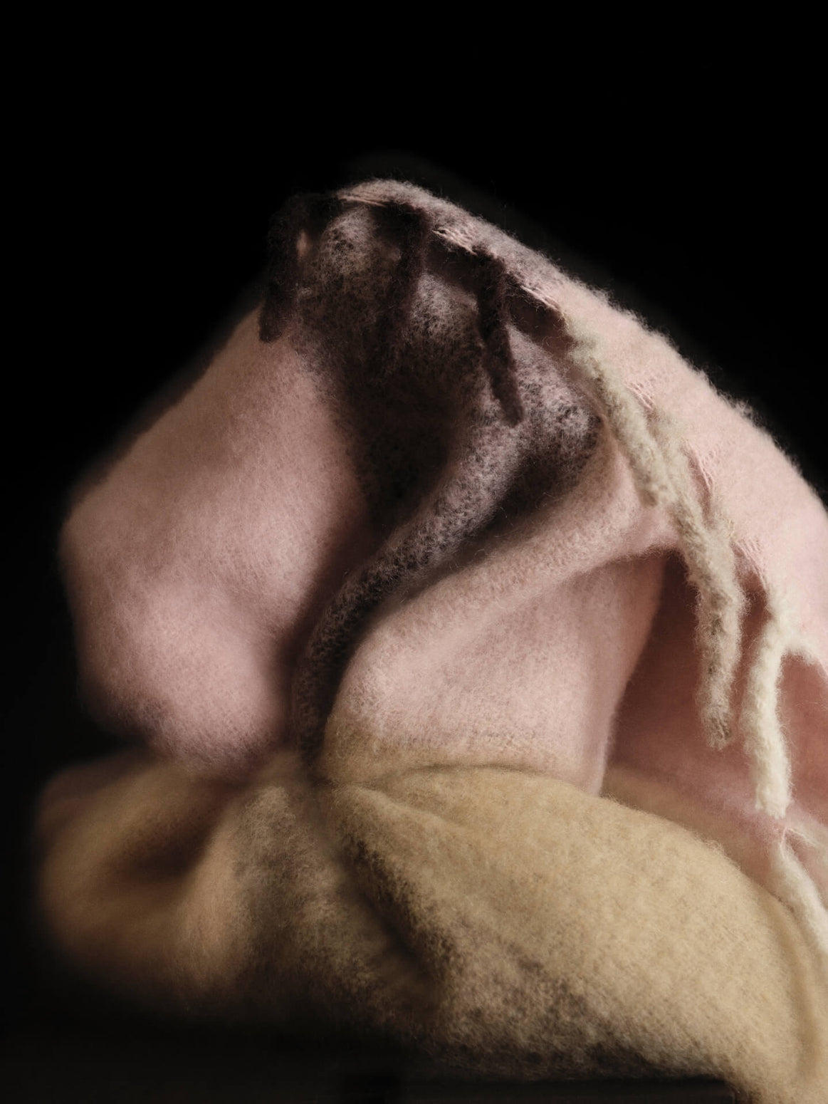 Pledd Blur Mohair Blanket – Butter/Pale Rose fra Ferm Living