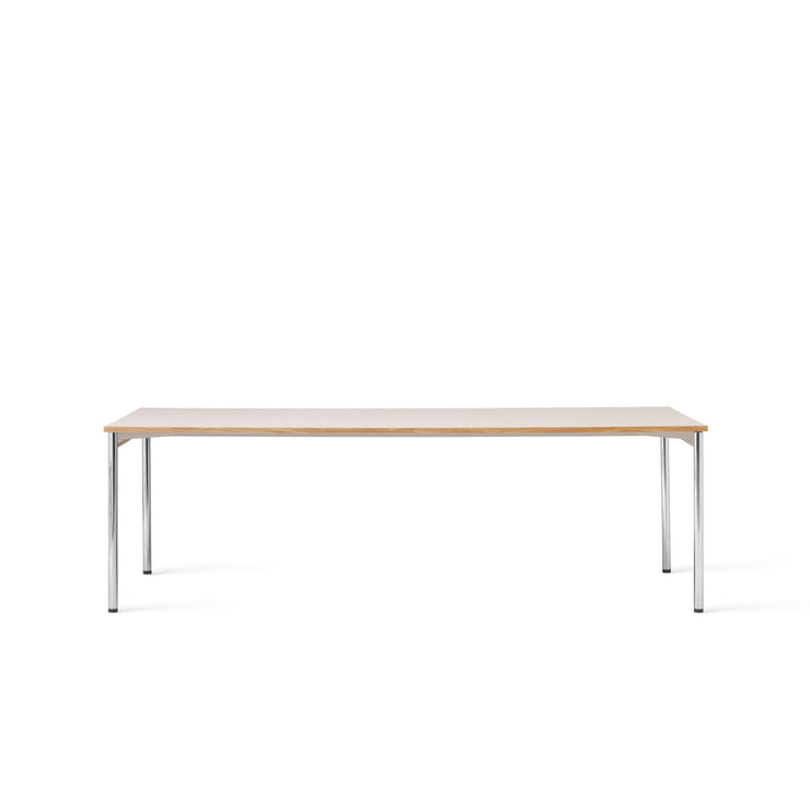 Bord Co Table Creme 100x240 cm fra Audo Copenhagen med kremfarget bordplate i laminat med ben i krom og detaljer i lys eik.