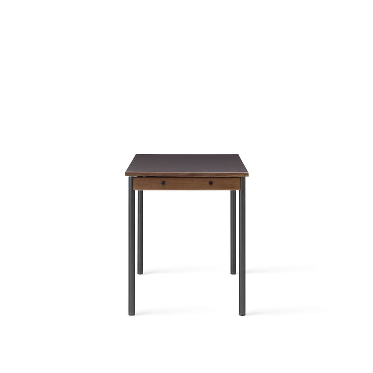 Bord Co Table Terra 70x140 cm fra Audo Copenhagen med kullfarget bordplate i laminat med sorte ben og detaljer i mørk eik.
