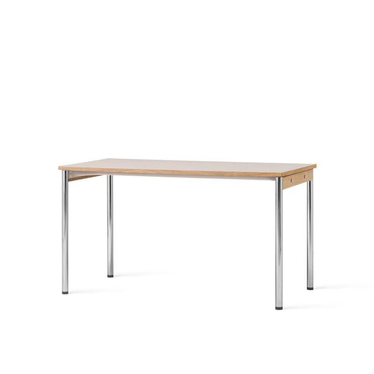 Bord Co Table Creme 70x140 cm fra Audo Copenhagen med kremfarget bordplate i laminat med ben i krom og detaljer i lys eik.