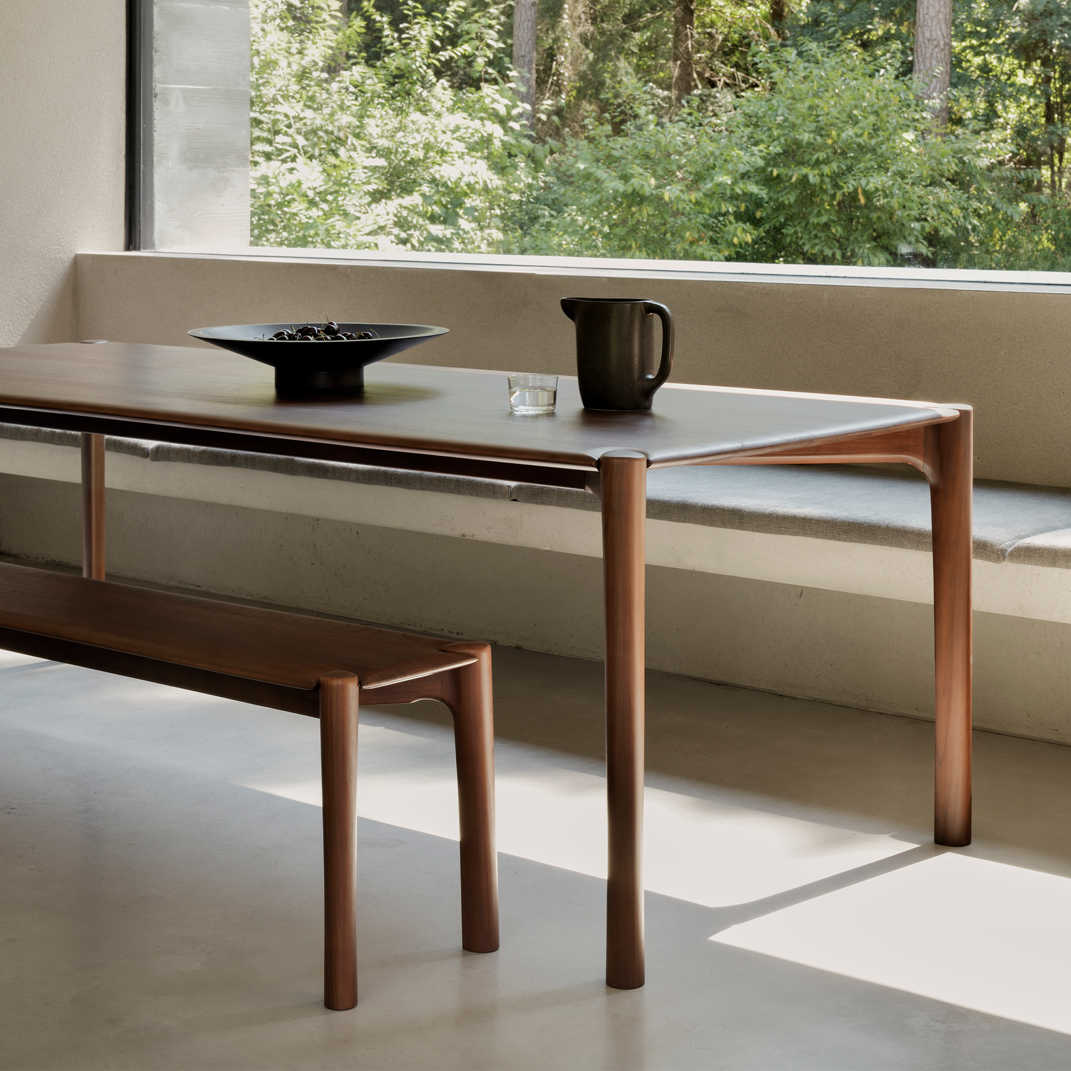 Spisebord PI Dining Table fra Ethnicraft i lakkert teak.