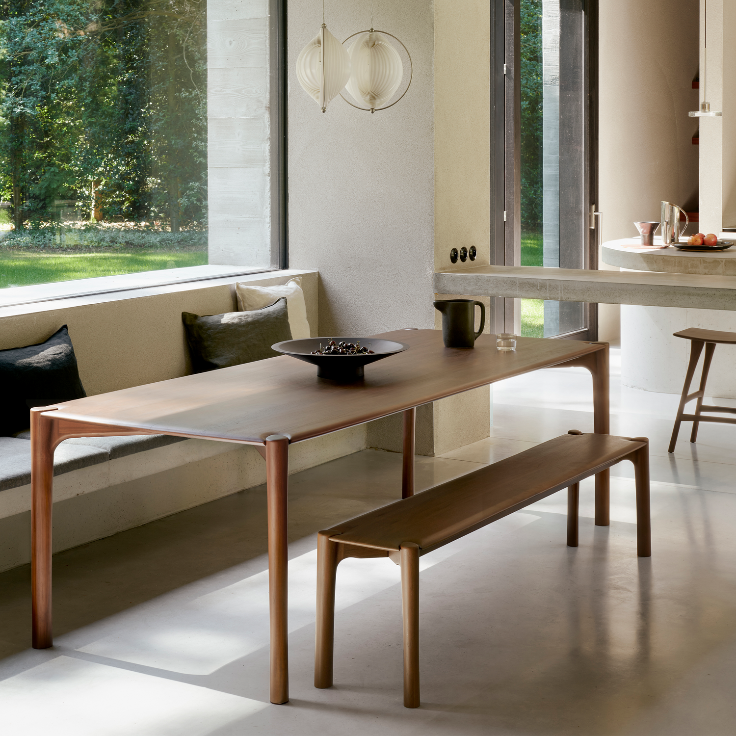 Spisebord PI Dining Table fra Ethnicraft i lakkert teak.