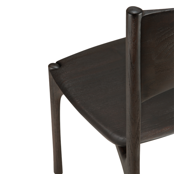 Stol Pl Dining Chair fra Ethnicraft i mørklakkert teak uten armlene fra Ethnicraft.