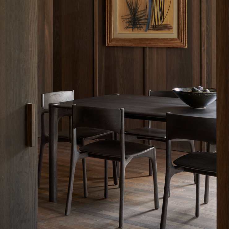 Stol Pl Dining Chair fra Ethnicraft i mørklakkert teak uten armlene fra Ethnicraft.