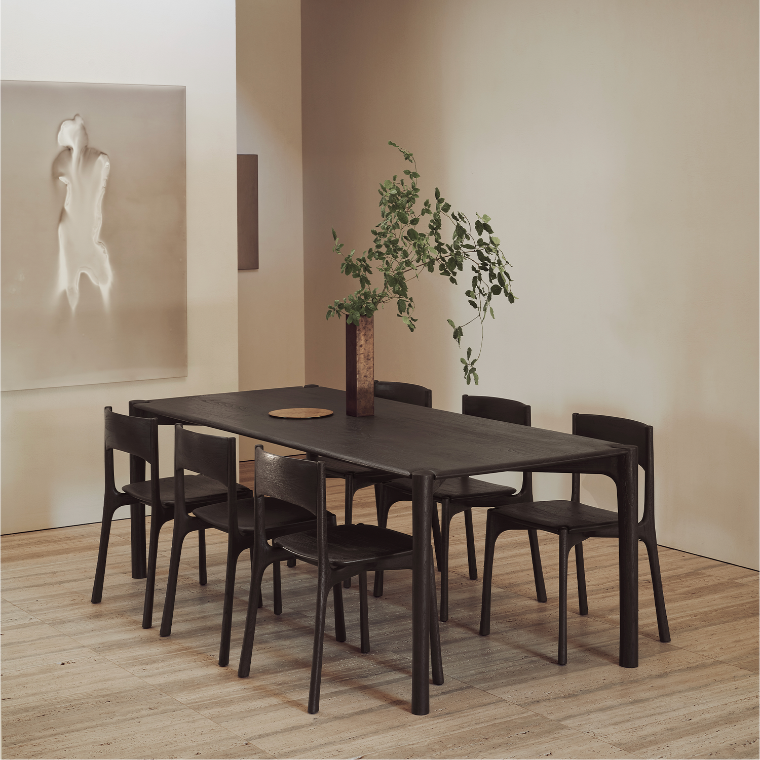 Stol Pl Dining Chair fra Ethnicraft i mørklakkert teak uten armlene fra Ethnicraft.