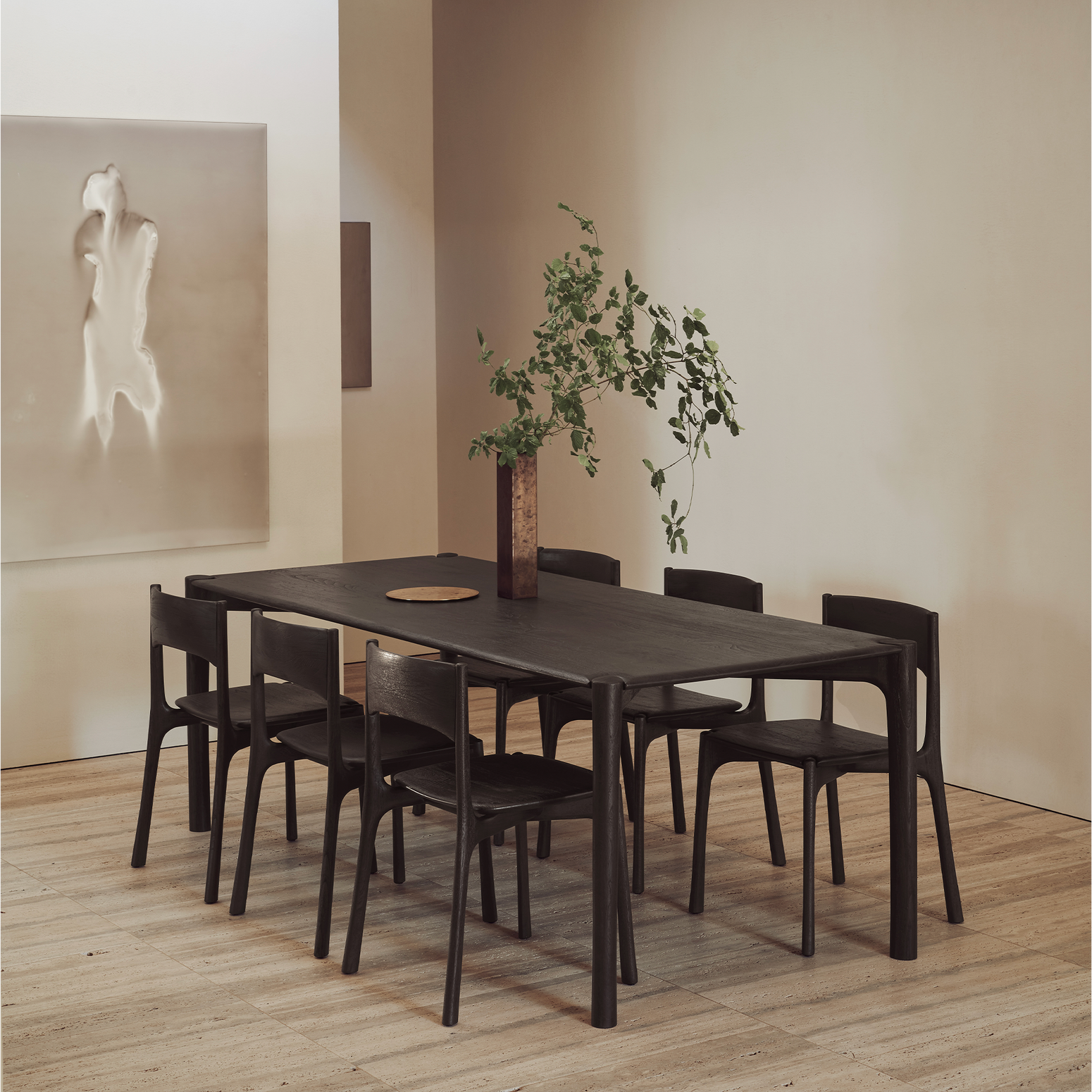 Stol Pl Dining Chair fra Ethnicraft i mørklakkert teak uten armlene fra Ethnicraft.