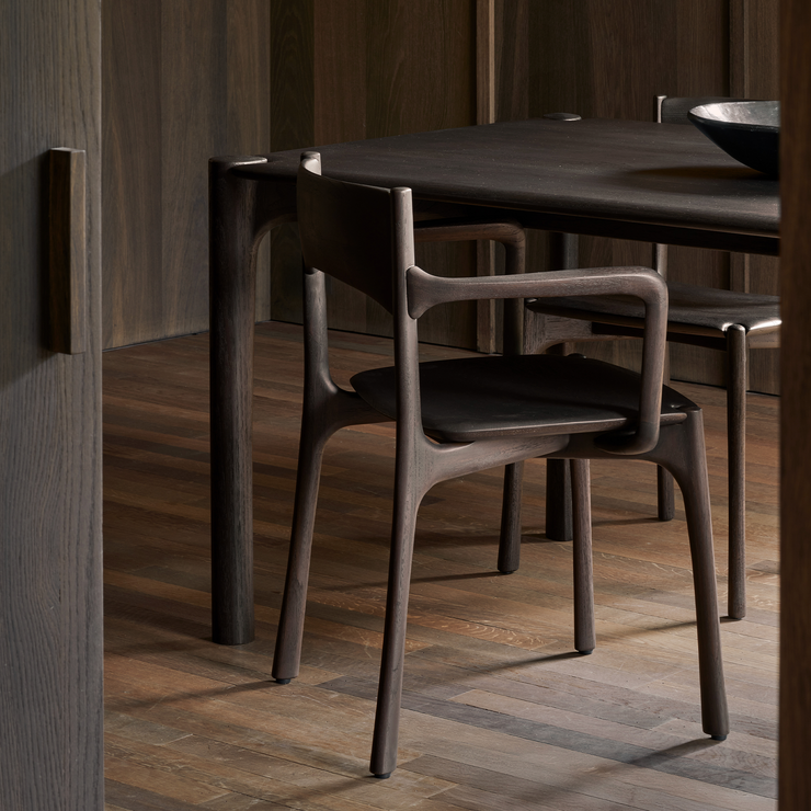 Stol Pl Dining Chair fra Ethnicraft i mørklakkert teak med armlene fra Ethnicraft.