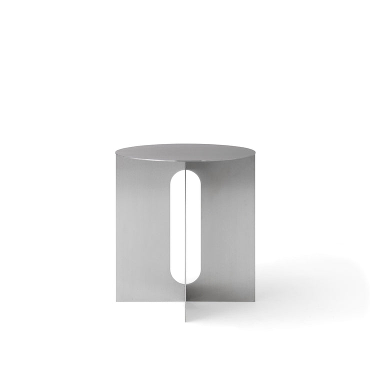 Sidebordet Androgyne fra Audo Copenhagen i rustfritt stål. Et vakkert, minimalistisk sidebord som er like vakkert fra alle kanter.